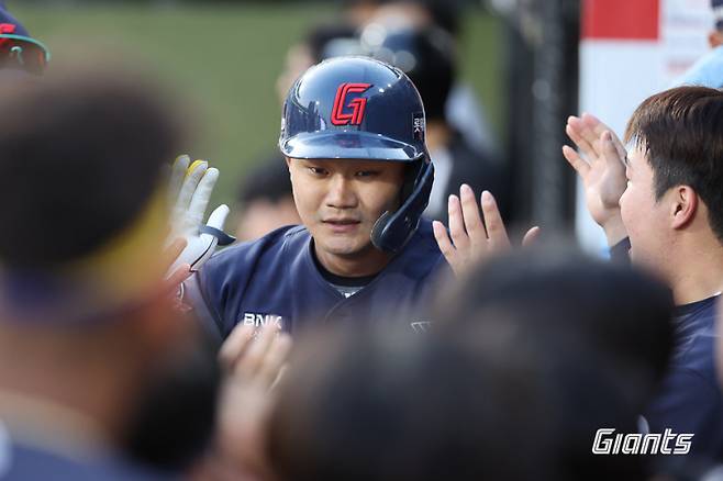 지난해 6월 18일 잠실 LG전에서 스리런홈런을 치며 동료들의 축하를 받는 손호영. 사진=롯데 자이언츠