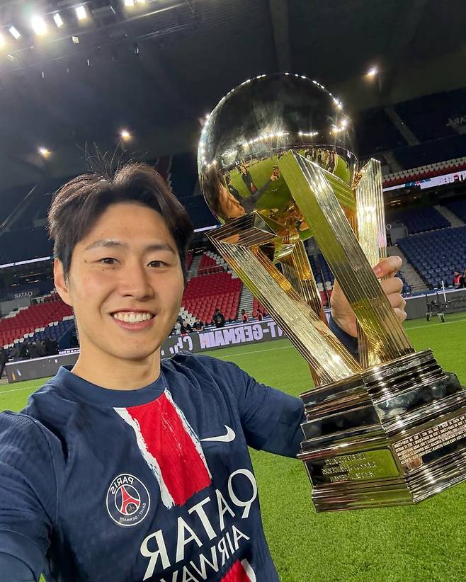 PSG 이강인이 18일 리그1 최종전을 마친 뒤 진행된 우승 세리머니서 트로피를 들고 환호하고 있다. 사진=이강인 SNS