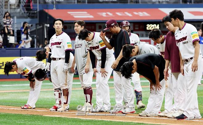 2025 KB0리그 프로야구 키움히어로즈와 삼성라이온즈의 경기가 20일 오후 서울 고척스카이돔에서 열렸다. 11회 연장 끝에 3대 6으로 패한 키움 선수들이 경기 후 관중에 인사하고 있다. 고척=김민규 기자 mgkim1@edaily.co.kr /2025.05.20/