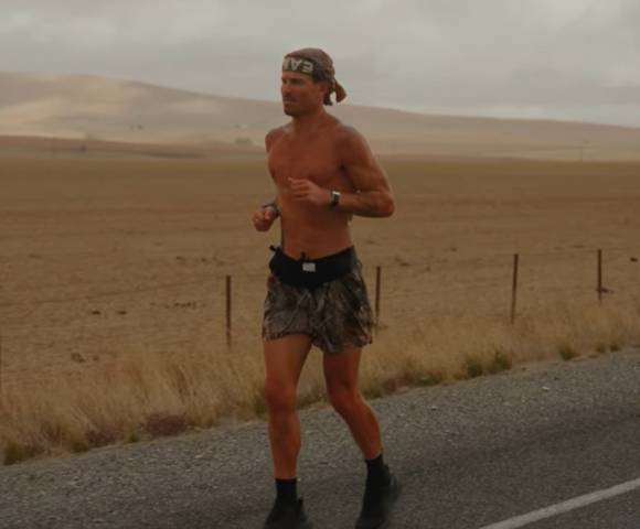 하루에 무려 100㎞씩을 달려 35일 만에 호주 횡단에 성공한 한 영국 남성의 사연이 전해졌다. 사진은 주인공 윌리엄 굿지. [사진=윌리엄 굿지 유튜브]