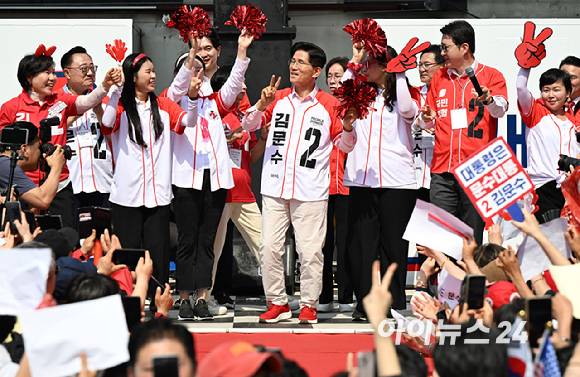 김문수 국민의힘 대선후보가 20일 서울 서초구 고속터미널 앞 광장에서 지지를 호소하고 있다. [사진=곽영래 기자]