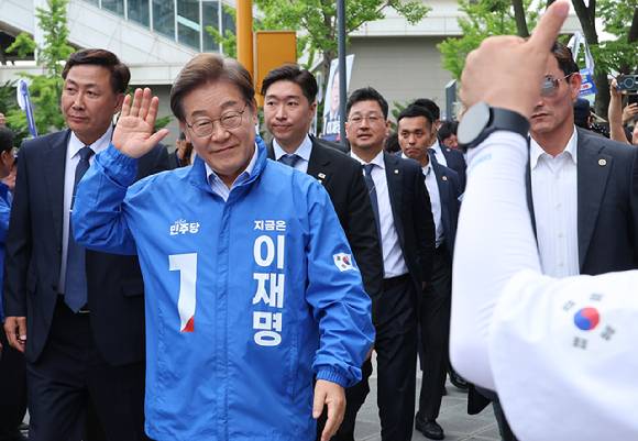 더불어민주당 이재명 대선 후보가 20일 경기 파주시 금릉역 중앙광장에서 열린 유세에서 시민들에게 인사하고 있다. 2025.5.20 [사진=연합뉴스]