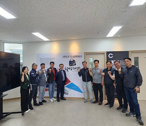 홍성주 대구시경제부시장(왼쪽 5번째)이 칠성종합시장 현장 방문 후 상인들과 기념촬영을 하고 있다 [사진=대구시]