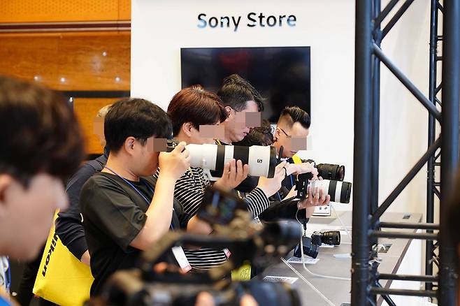 관람객들이 소니 카메라와 렌즈를 경험하고 있다 / 출처=IT동아