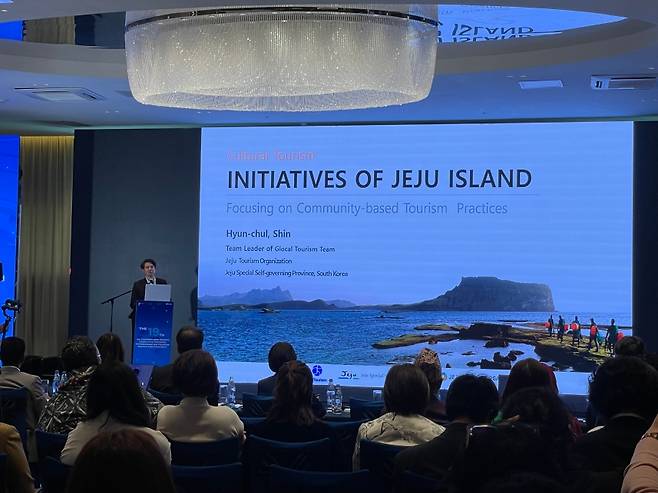 신현절 제주관광공사 글로컬팀장이 UN Tourism 국제포럼에서 제주의 지역기반 관광정책을 발표하고 있다. 발표에서는 해녀문화, 최우수 관광마을, 카름스테이 등 제주 고유의 콘텐츠를 소개하면서 국제사회의 호응을 얻었다. (제주관광공사 제공)