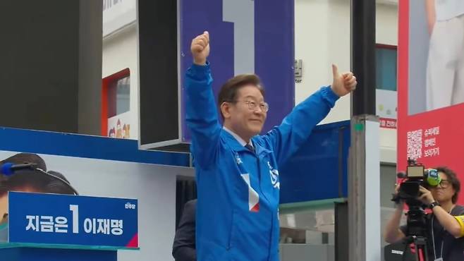 이재명 대선 후보가 13일 오후 대구 중구 동성로에서 열린 집중 유세에서 연단에 올라 지지자들을 향해 인사하고 있다. (‘델리민주' 캡처)