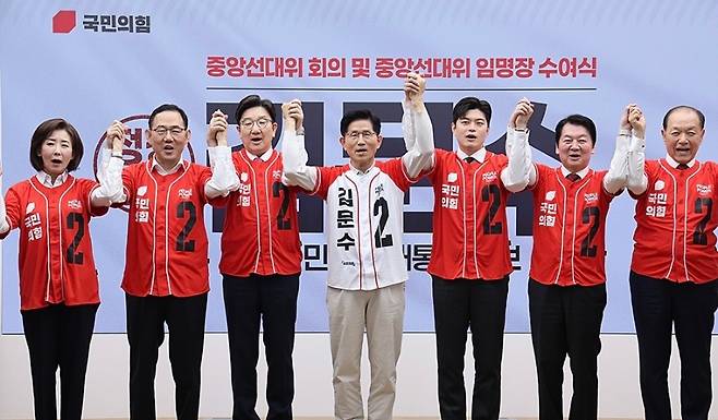 김문수 대선 후보가 참석한 가운데 12일 오전 서울 여의도 당사에서중앙선대위 회의가 열리고 있다. (국민의힘)