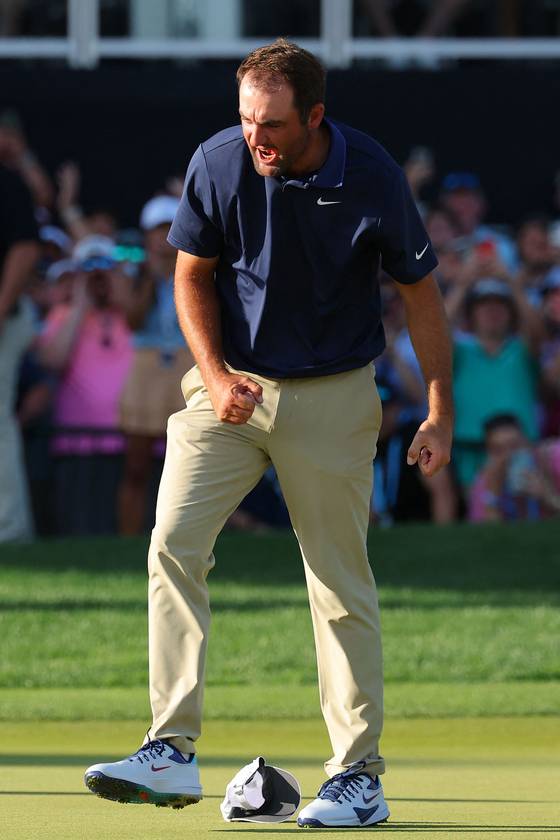 PGA챔피언십에서 5타 차로 우승을 확정한 후 환호하는 스코티 셰플러. [AFP=연합뉴스]