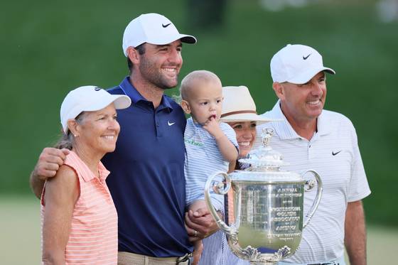 우승컵 앞에 선 셰플러의 가족. 왼쪽부터 어머니 다이앤, 스코티 셰플러, 아들 베넷, 아내 메러디스, 아버지 스콧. [AFP=연합뉴스]