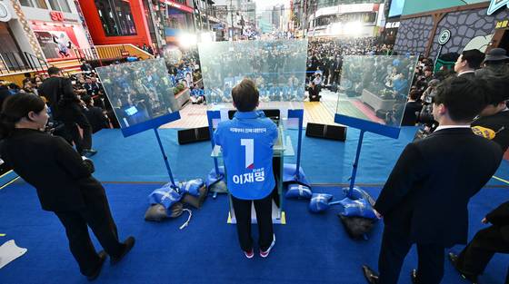 이재명 더불어민주당 대선후보가 19일 서울 홍대 유세에서 방탄유리가 설치된 차량에 올라 연설하고 있다. 전민규 기자