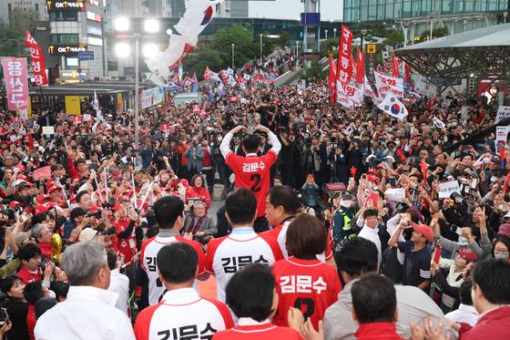 김문수 국민의힘 대선후보가 19일 서울역 광장에서 열린 유세에서 유권자들에게 지지를 호소하고 있다. [뉴스1]