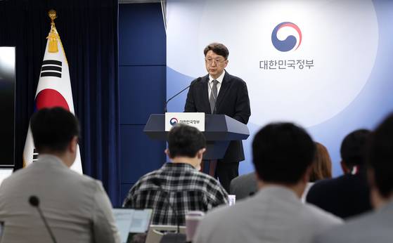 최우혁 과기정통부 정책관이 19일 SKT 해킹 사고 민관 합동 조사 브리핑을 하고 있다. [뉴스1]