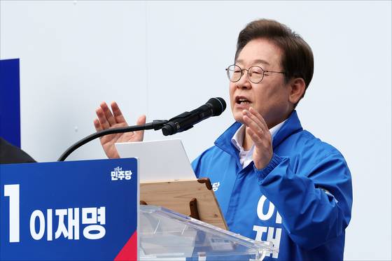 이재명 더불어민주당 대선 후보가 19일 서울 영등포구 타임스퀘어 광장에서 열린 선거유세에서 지지를 호소하고 있다. 전민규 기자