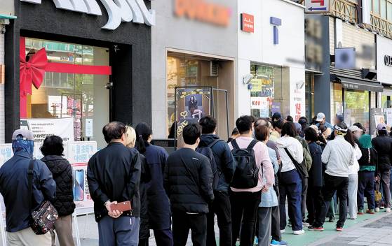 가입자 유심(USIM) 정보를 탈취당한 SK텔레콤이 유심 무료교체 서비스를 시작한 지난달 28일 경기도 수원시 한 SK텔레콤 직영점에서 시민들이 유심 교체를 위해 줄을 서 차례를 기다리고 있다. 연합뉴스