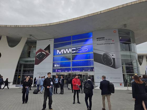 지난 3월 3일 스페인 바르셀로나에서 열린 '모바일월드콩그레스(MWC) 2025' 전시관의 입구 옆에 화웨이와 샤오미의 광고가 붙어있다. 김남영 기자
