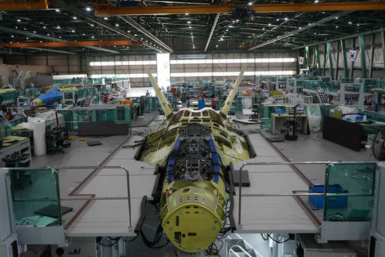 조립 중인 KF-21 최초양산 1호기. 방위사업청
