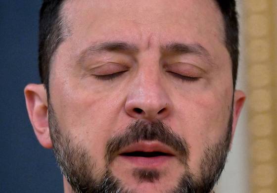 볼로디미르 젤렌스키 우크라이나 대통령이 19일(현지시간) 도널드 트럼프 미국 대통령과 블라디미르 푸틴 러시아 대통령과의 통화와 관련한 언론 브리핑 도중 눈을 감고 있다. AFP=연합뉴스