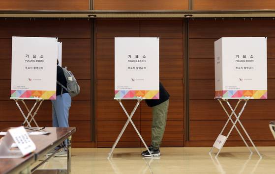 제21대 대통령선거 재외투표 첫날인 20일 일본 도쿄 미나토구 주일한국대사관에 마련된 재외투표소에서 유권자들이 기표소에 들어가 기표하고 있다. 연합뉴스