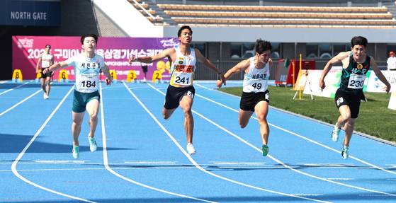 지난달 열린 육상 단거리 국가대표 선발전에서 나마디 조엘진(왼쪽 두번째)이 1위로 결승선을 통과하고 있다. 사진 대한육상연맹