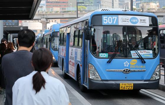 서울, 인천, 부산 등 전국 22개 지역 전국자동차노동조합연맹 산하 시내버스 노조는 노사교섭 결렬시 28일 동시 총파업을 진행한다고 밝혔다. 뉴스1