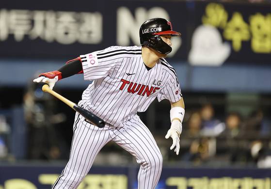 홍창기, 적시타   (서울=연합뉴스) 윤동진 기자 = 16일 잠실야구장에서 열린 2025 KBO리그 삼성 라이온즈 대 LG 트윈스 경기. 4회 말 1사 1,3루 때 LG 홍창기가 1타점 적시타를 치고 있다. 2025.4.16  mon@yna.co.kr (끝)  〈저작권자(c) 연합뉴스, 무단 전재-재배포, AI 학습 및 활용 금지〉