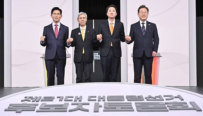 18일 서울 마포구 SBS프리즘타워에서 열린 중앙선거방송토론위원회 주관 제21대 대통령선거 후보자 토론회에서 각 정당 대선 후보들이 선전을 다짐하고 있다. 국민의힘 김문수(왼쪽부터), 민주노동당 권영국, 개혁신당 이준석, 더불어민주당 이재명 대선후보. /국회사진기자단