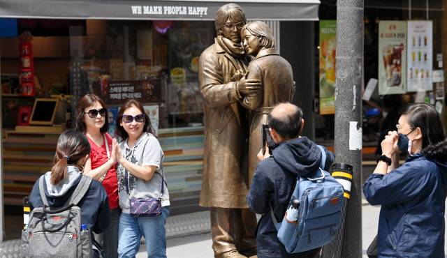 ▲ 화창한 초여름 날씨를 보인 14일 춘천 명동에서 외국인 관광객들이 기념사진을 찍고 있다.  방도겸 기자