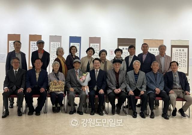 ▲ 황재국 서예전이 20일 춘천문화예술회관 전시실에서 개막했다. 이채윤