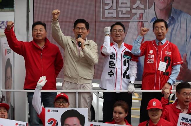 ▲ 국민의힘 김문수 대선 후보가 20일 서울 강서구 남부골목시장을 방문, 유세하고 있다. [연합뉴스]