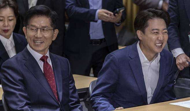 ▲ 국민의힘 김문수 대선후보와 개혁신당 이준석 대선후보가 전날 서울 중구 서울시청에서 열린 '약자와 동행하는 서울 토론회'에 참석해 내빈들과 인사하고 있다. [연합뉴스]