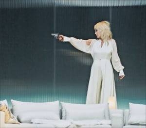 이혜영이 주연한 ‘헤다 가블러’ 무대. 국립극단 제공