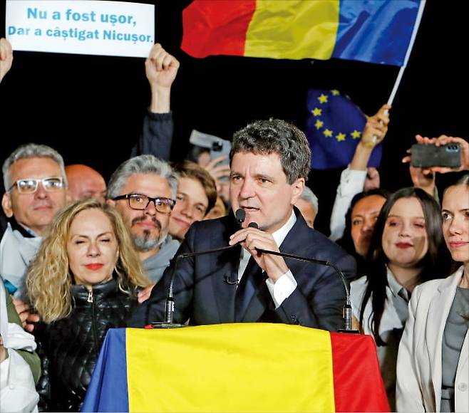 루마니아 대선 결선투표에서 친유럽 성향의 니쿠쇼르 단 부쿠레슈티 시장이 18일(현지시간) 출구조사 결과 발표 직후 승리를 축하하고 있다.   EPA연합뉴스