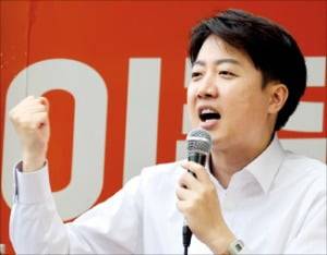 이준석 개혁신당 대선 후보가 19일 광주 전남대 후문 앞에서 유세하고 있다.  연합뉴스