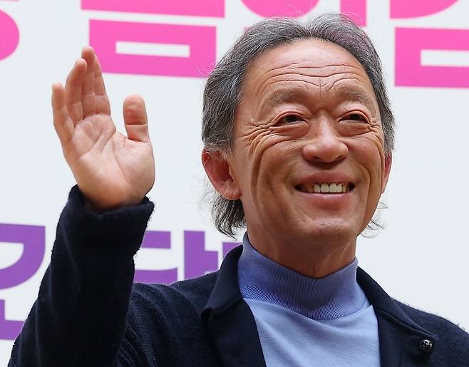 이탈리아 밀라노 라 스칼라 극장의 차기 음악감독으로 선임된 지휘자 정명훈이 19일 부산 연지동 부산콘서트홀에서 열린 기자간담회에서 환하게 웃고 있다. 라 스칼라 극장 247년 역사상 아시아 지휘자가 음악감독에 선임된 건 처음이다. 연합뉴스