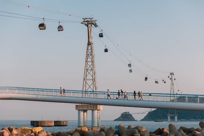 송도 해수욕장이 한눈에 내려다 보이는 송도 해상 케이블카. 사진=윈덤그랜드 부산
