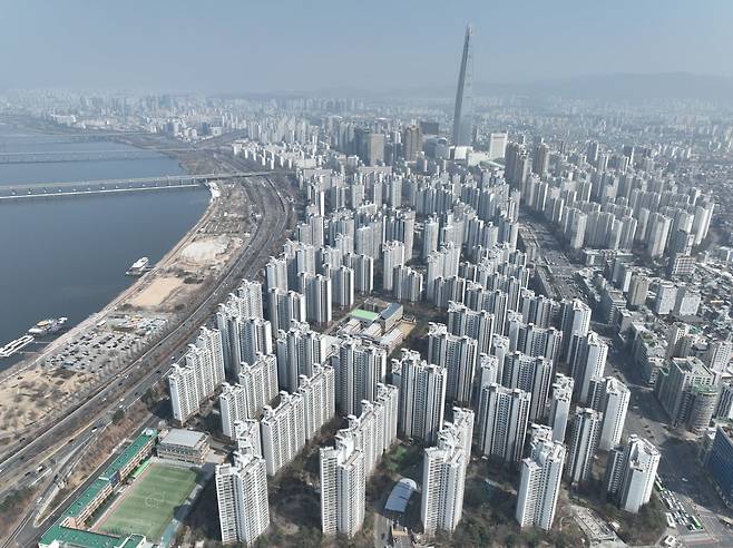 지난 3월 토지거래허가구역으로 재지정된 서울 송파구 일대 아파트 단지 모습. 연합뉴스