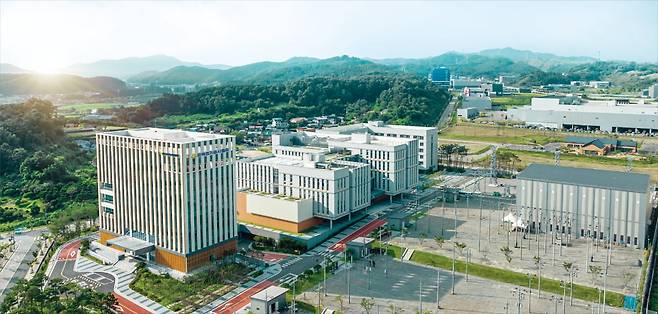 한국전기공사협회는 지난 2년간 지방계약제도를 개선하고 전기공사 기술자 등급 인정 기준을 완화하는 등 규제 개선에 성과를 냈다. 충북 청주시 오송에서 새출발한 한국전기공사협회 신사옥 전경.  한국전기공사협회 제공