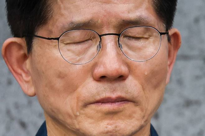 김문수 국민의힘 대통령 후보가 4일 오후 경기 포천시 한센인 정착마을인 장자마을 행복나눔터를 방문해 주민 편지 낭독을 들으며 눈물을 흘리고 있다. 사진=뉴스1