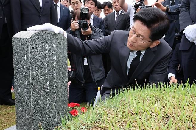 국민의힘 김문수 대선 후보가 17일 광주 북구 국립 5·18 민주묘지를 찾아 무명열사의 묘역에서 참배하고 있다. 사진=연합뉴스