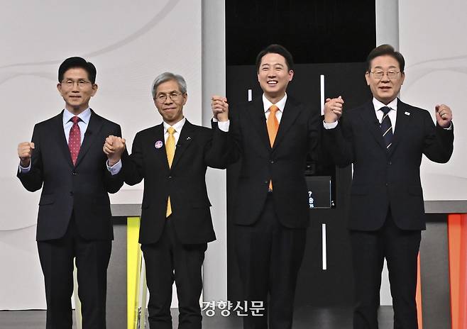 이재명 더불어민주당·이준석 개혁신당·권영국 민주노동당·김문수 국민의힘 대선 후보(오른쪽부터)가 중앙선거방송토론위원회 주관으로 지난 18일 서울 상암동 SBS 스튜디오에서 열린 제21대 대선 1차 후보자 토론회에서 기념촬영을 하고 있다. 국회사진기자단