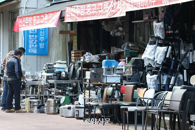 서울 중구 황학동 주방거리에 주방 물품이 쌓여 있다. 한수빈 기자