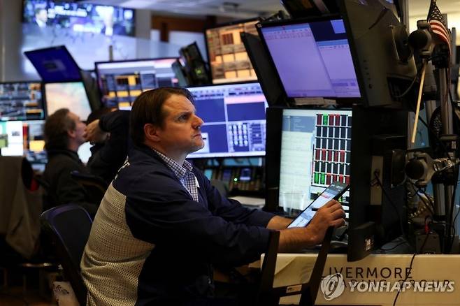 10일(현지시간) 심각한 표정의 뉴욕증권거래소 트레이더. 뉴욕=로이터 연합뉴스