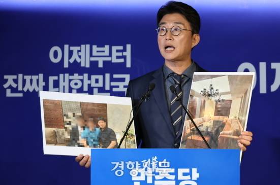 노종면 더불어민주당 선대위 대변인이 지난 19일 서울 여의도 당사에서 지귀연 서울중앙지법 부장판사의 ‘유흥주점 접대’ 의혹 관련 사진을 공개하고 있다. 성동훈 기자