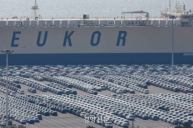지난 3월31일 경기 평택시 평택항 자동차전용부두에 선적을 앞둔 수출용 차량들이 세워져 있다. 문재원 기자
