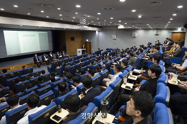 대통령경호처 직원들이 지난달 24일 공개토론회를 열어, 경호처 쇄신을 위한 의견을 개진하고 있다. 대통령경호처 제공