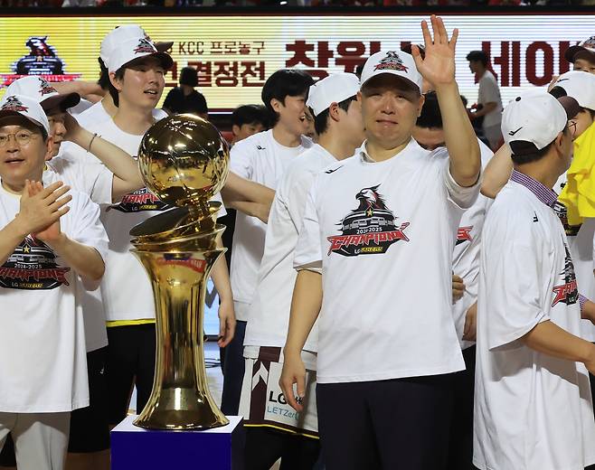 조상현 창원 LG 감독이 지난 17일 2024~2025 프로농구 챔피언결정전 우승을 차지한 뒤 시상식에서 눈물을 터뜨리며 인사하고 있다. 연합뉴스