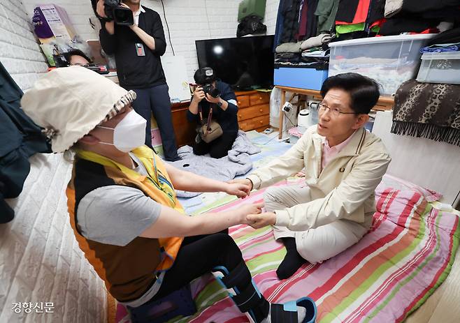 영등포 쪽방촌 방문 김문수 국민의힘 대선 후보가 20일 서울 영등포구 쪽방촌을 방문해 한 주민과 대화를 나누고 있다. 성동훈 기자