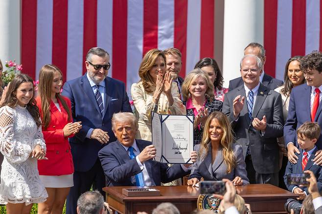 트럼프, 멜라니아와 함께 ‘디지털 성폭력 강력 처벌’ 법안 서명 도널드 트럼프 미국 대통령이 19일(현지시간) 백악관 로즈가든에서 ‘테이크 잇 다운’(온라인 불법 게시물 강력 단속) 법안 서명식을 하고 있다. 신화연합뉴스