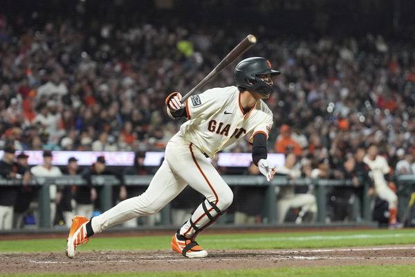 샌프란시스코 자이언츠 이정후가 20일(한국시간) 홈인 오라클 파크에서 열린 캔자스시티 로열스와의 경기에서 8회 1타점 적시 2루타를 치고 있다. AP 연합뉴스
