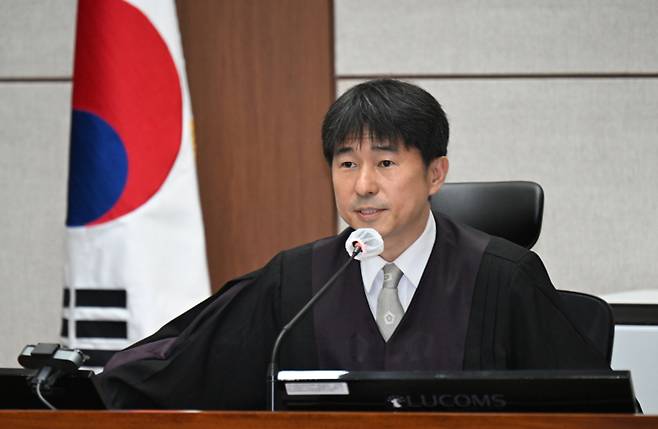 지귀연 부장판사가 4월21일 서울 서초구 서울중앙지법에서 열린 윤석열 전 대통령 내란 우두머리 혐의 형사재판 2차 공판에서 취재진들의 퇴장을 명령하고 있다. 사진공동취재단&nbsp;&nbsp;
